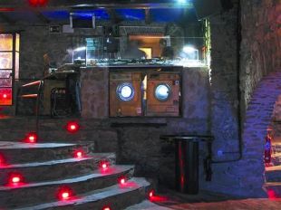 Detingut un camell que va oferir droga als mossos a l'entrada d'una discoteca