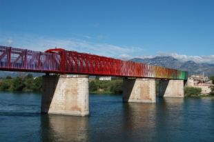 L'olotí Xevi Bayona converteix un pont de Tortosa en un escenari artístic de llums i ombres