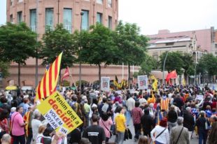 Un miler de persones surten al carrer a Girona en contra la monarquia