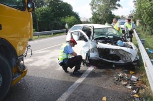 Una ferida molt greu en un accident frontal entre un cotxe i un camió a Quart