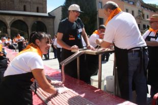 Ripoll elabora la llonganissa solidària més llarga del món amb 1.126 metres