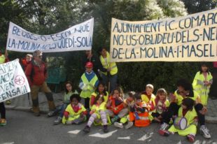 Una trentena de pares i alumnes de La Molina reclamen una escola al nucli