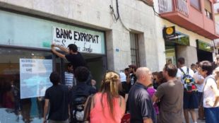 Ocupen un banc en desús a Blanes i el converteixen en un centre social
