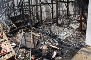Un incendi crema completament una nau industrial a Vilamalla