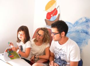 Estudiants de la UdG i l'Escola d'Art d'Olot pinten murals a la planta de Pediatria del Trueta