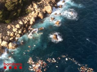 Una embarcació amb nou tripulants encalla prop de la Cala Murtra, a Roses