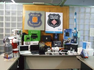 Detingudes vuit persones a Girona per 24 delictes d'estafa en un centre comercial