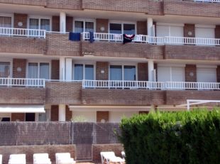 Ferit greu un turista de 17 anys en caure des del balcó d'un segon pis a l'Estartit