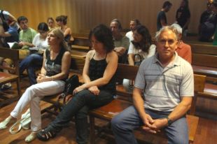 Absolts els anitMAT que es van encadenar a bidons plens de ciment al mig de Girona