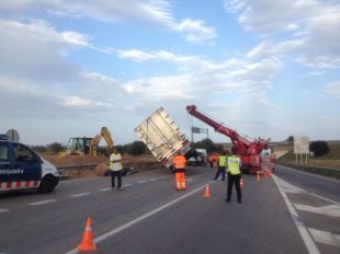 Ferit greu el conductor d'un camió que ha bolcat al Far d'Empordà