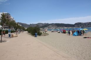 Mor un banyista francès de 84 anys a la platja del Salatar de Roses