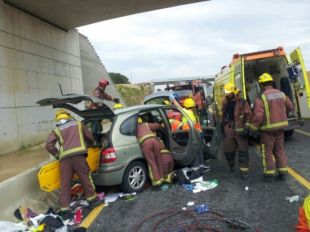 Un ferit greu en un xoc entre tres turisme i un camió a l'N-II a Caldes de Malavella