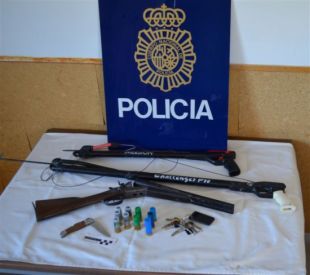 Dos detinguts a la Jonquera per portar una escopeta, munició, arpons de pesca i una navalla