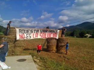 Els activistes contraris a la variant de Bescanó aixequen un fals viaducte