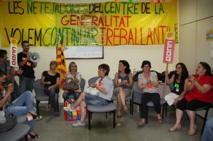 Personal de neteja acampa davant la seu del Govern a Girona perquè s'han quedat sense feina