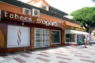 Encasten la furgoneta contra un estanc a Platja d'Aro i fugen amb 45.000 euros en tabac