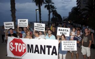 Els comerciants de Roses surten al carrer en contra el 'top manta'