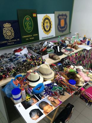 23 denúncies per massatges i venda il·legal a les platjes de Roses
