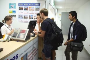 'L'autobús promès no va venir i hem hagut de passar la nit a l'autopista'