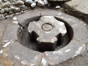 Desenterren una pedra de contrapès medieval a Santa Coloma de Farners