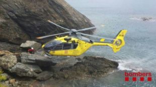Rescaten un pescador ferit greu després caure 8 metres a Cala Rustella