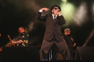 Els incombustibles The Blues Brothers aixequen de la cadira el públic del Porta Ferrada