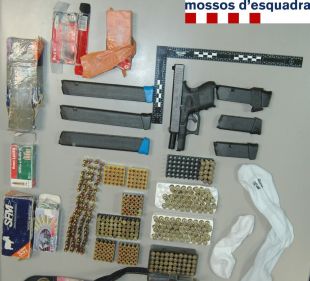 Detingut un veí de Figueres que fugia amb una bossa plena de munició i una pistola 