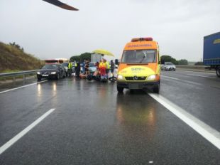 Un motorista ferit greu en sortir de la via a l'AP-7 a Maçanet de la Selva