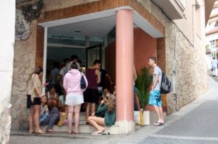 Un jove de 16 anys, ferit crític en caure pel forat d'una escala en un hotel de Lloret