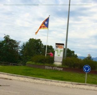 Roben una estelada a Vilobí d'Onyar amb un cotxe de la Guàrdia Civil