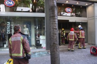 Un incendi en una botiga obliga a desallotjar un edifici al centre de Girona