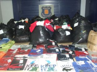 Comissen a Roses 1.600 peces de roba falsificada i denuncien 7 persones
