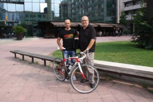 Pedalar fins a Barcelona per participar en la 'V'