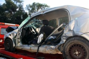 Un mort en una col·lisió lateral entre un camió i un turisme a Flaçà