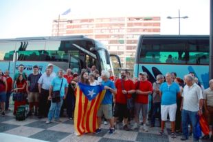 Autocars i cotxes particulars surten des del País Valencià per participar en la 'V'