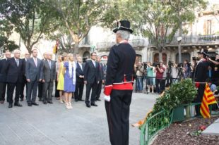 Comencen les tradicionals ofrenes florals al monument de Rafael Casanova