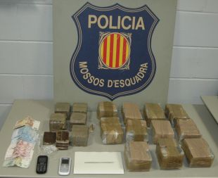 S'encasta contra quatre cotxes mentre intenta fugir de la policia amb 14kg de haixix al damunt