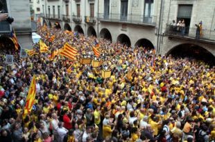 Més de 4.000 persones omplen Girona a favor de la consulta