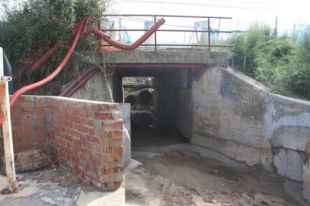 El túnel del TAV es va inundar en caure un mur fet de totxanes