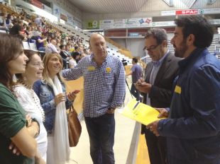 CDC participa en el porta a porta de la campanya 'Ara és l’hora' a Girona