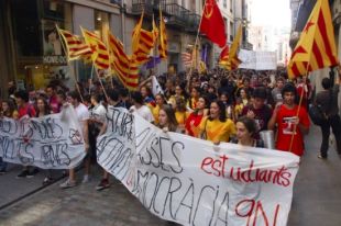 Uns 500 estudiants de la UdG i d'instituts gironins surten al carrer a favor de la consulta