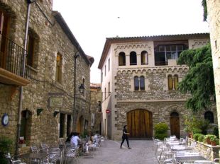 Entren a robar en un bar de Besalú i s'emporten dues caixes, un televisor i un portàtil