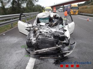 Detingut un jove drogat i begut que va destrossar l'ambulància que el traslladava d'un accident