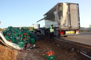 Un camió tràiler carregat de taronges bolca a l'AP-7 i deixa dos ferits