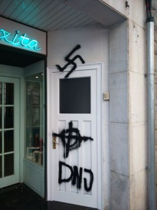 Pinten símbols feixistes a la porta de la seu de la CUP a Figueres