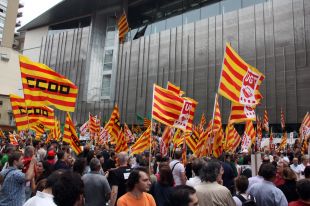 Més de 4.000 funcionaris es manifesten a Girona contra de la retallada de sous