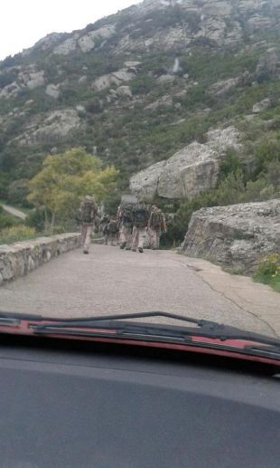 Un grup de militars estripen una estelada a Sant Pere de Rodes