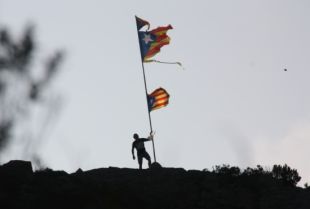 Reposen l'estelada que un grup de militars ha estripat a Sant Pere de Rodes