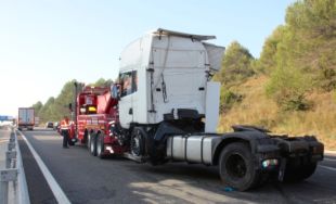 Un ferit en un accident entre un camió i un turisme a l'AP-7 a Bàscara