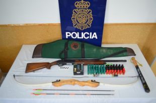 Tres detinguts a la Jonquera per portar una escopeta i un arc amb fletxes